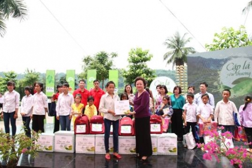 Chia sẻ nụ cười và ước mơ với trẻ em nghèo