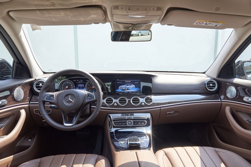 Mercedes - Benz tại Việt Nam ra mắt E250 mới với giá 2,479 tỷ đồng Mercedes - Benz tại Việt Nam ra mắt E250 mới với giá 2,479 tỷ đồng