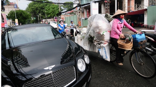 Ô tô và khoảng cách giàu nghèo