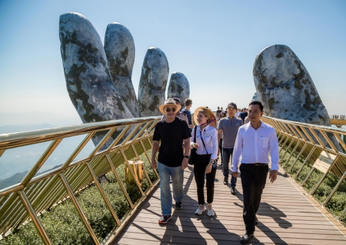 Ông chủ đội bóng Tottenham tham quan Cầu Vàng Bà Nà Hills