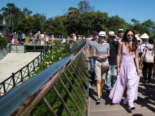 Ông chủ đội bóng Tottenham tham quan Cầu Vàng Bà Nà Hills