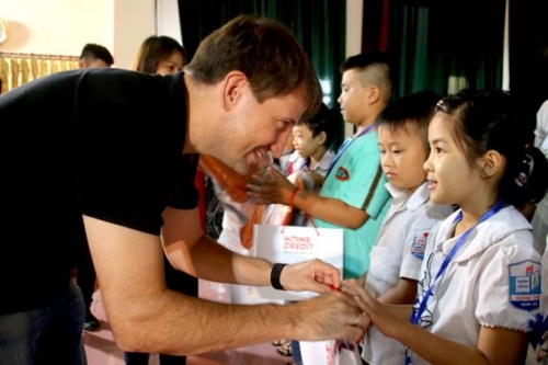 Home Credit: Trao 175 phần quà cho học sinh nghèo Thanh Hóa