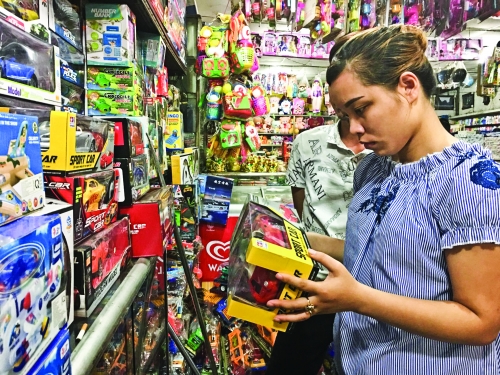 Sôi động thị trường đồ chơi dịp 1/6 Sôi động thị trường đồ chơi dịp 1/6