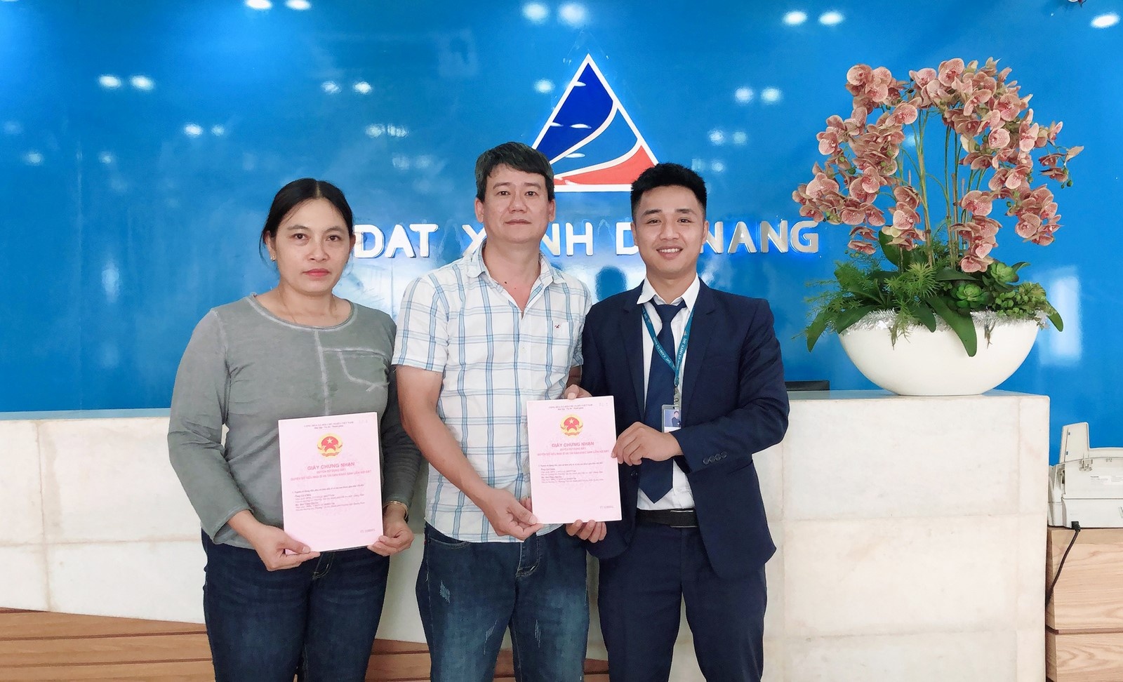 Công ty thành viên Đất Xanh Miền Trung bàn giao ‘sổ đỏ’ cho khách hàng tại Quảng Ngãi