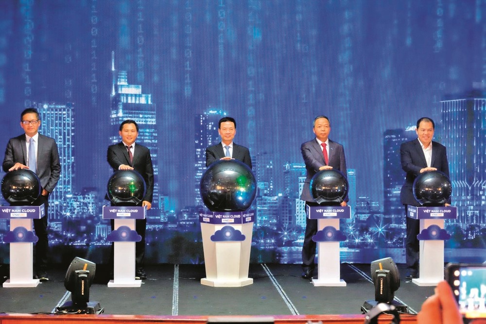 Chuyển đổi lên không gian số: Thúc đẩy công nghệ Việt, cho người Việt Chuyển đổi lên không gian số: Thúc đẩy công nghệ Việt, cho người Việt