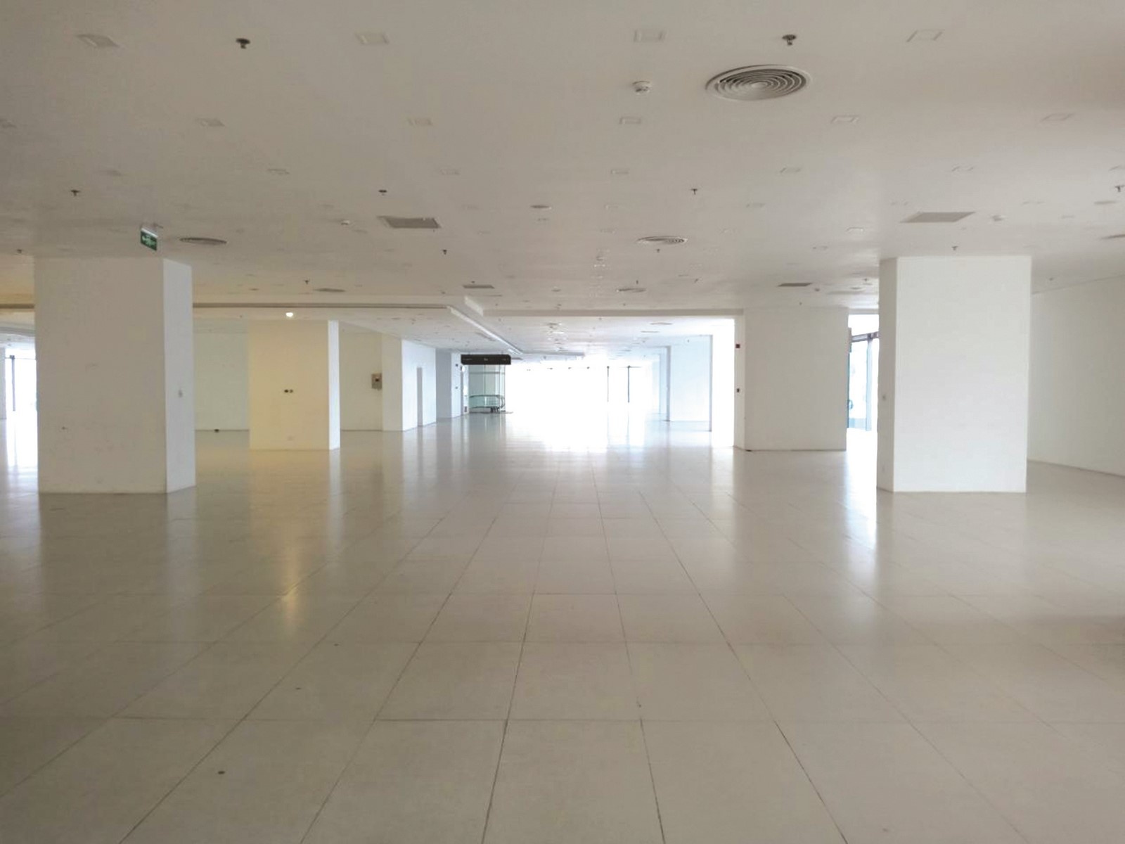 mat bang trung tam thuong mai bo trong hang loat