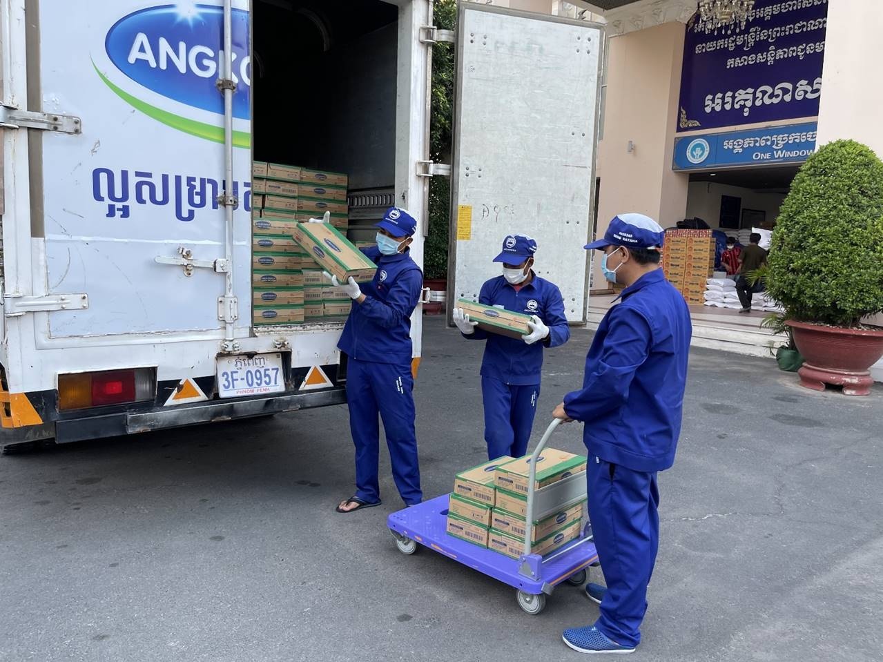 angkormilk cong ty con cua vinamilk trao tang 48000 san pham sua cho nguoi dan campuchia