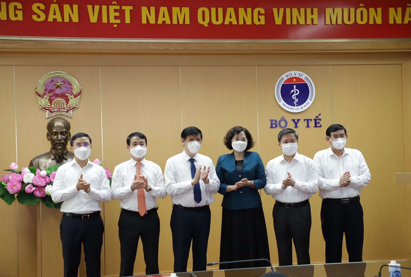 nganh ngan hang chung tay quyet liet day lui dich covid 19