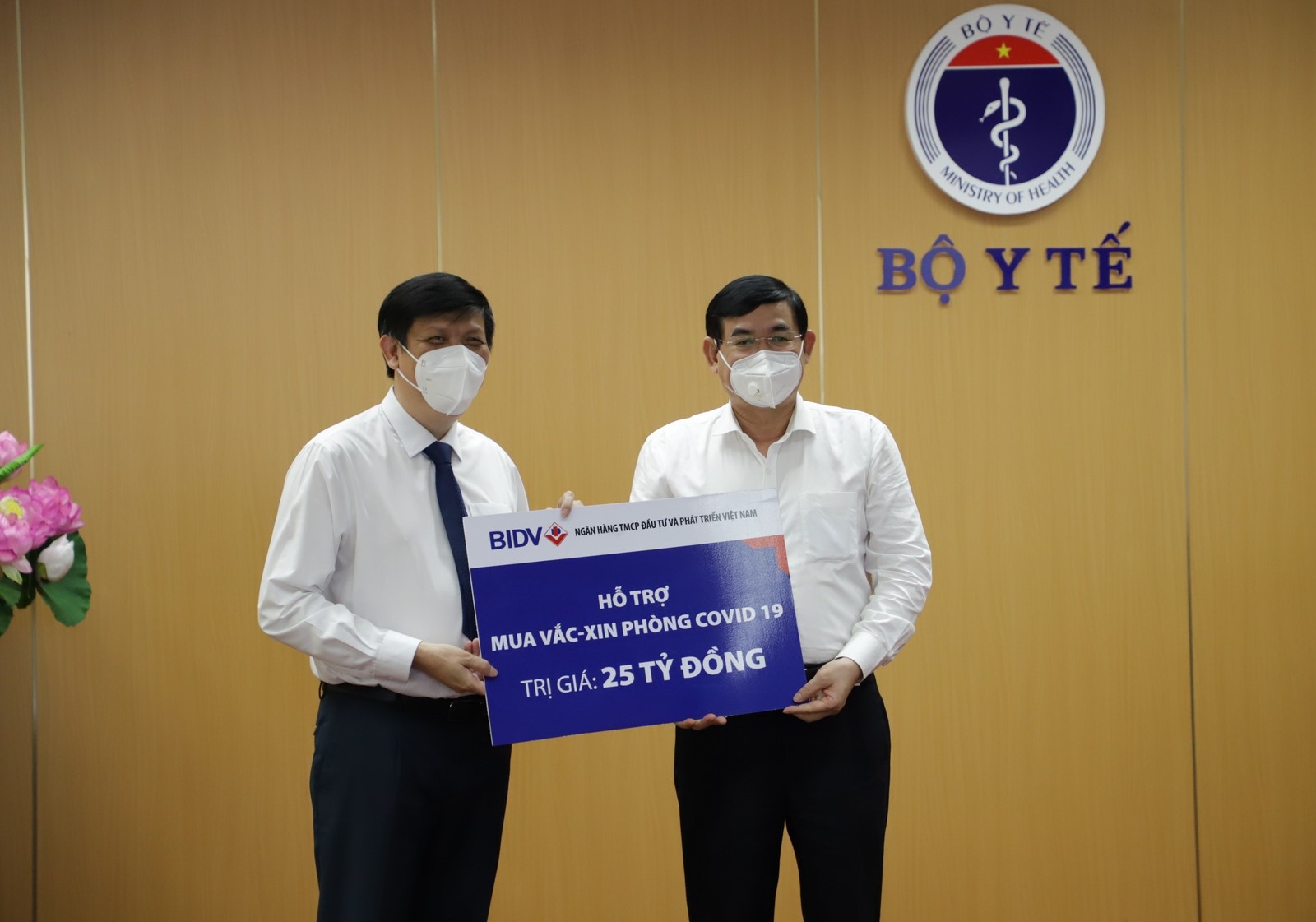 nganh ngan hang chung tay quyet liet day lui dich covid 19