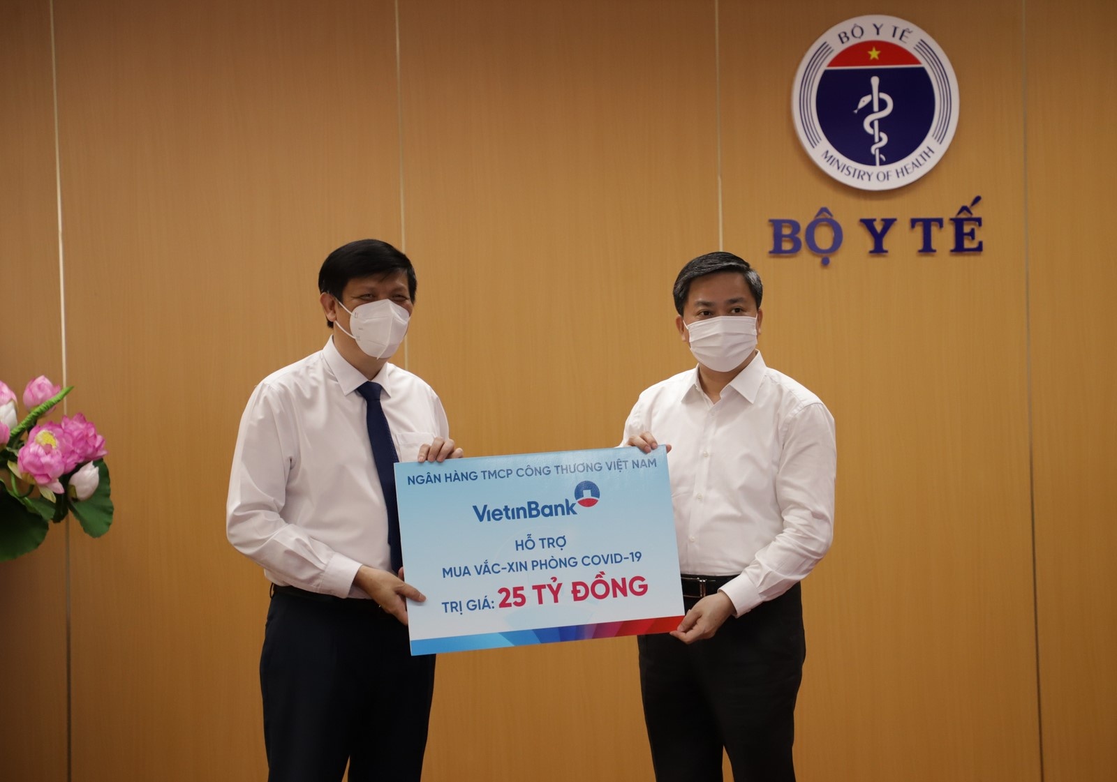 nganh ngan hang chung tay quyet liet day lui dich covid 19