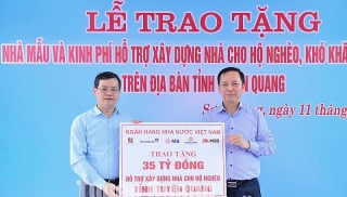 Trao tặng nhà và kinh phí hỗ trợ xây dựng nhà cho hộ nghèo tại Tuyên Quang