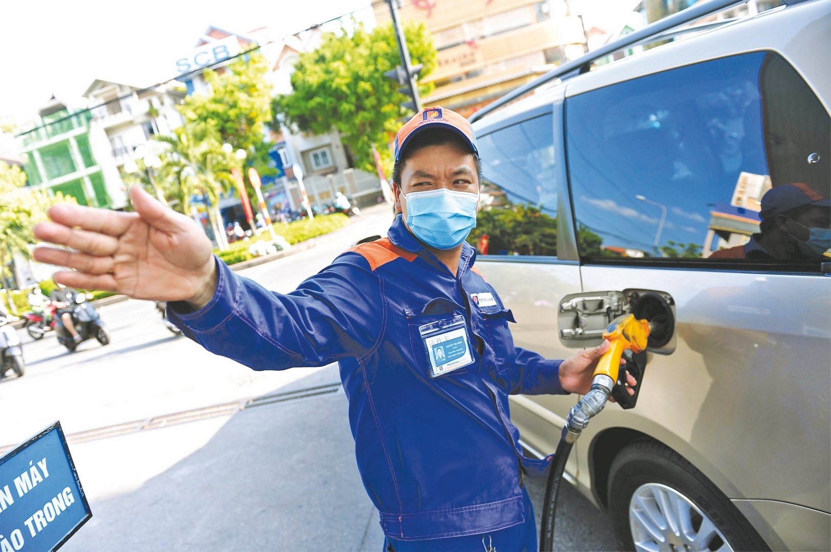 Tiếp tục giảm thuế kìm đà tăng giá xăng dầu tiep tuc giam thue kim da tang gia xang dau