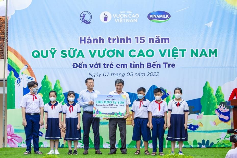quy sua vuon cao viet nam va vinamilk trao tang 19 trieu ly sua cho 21000 tre em trong nam 2022