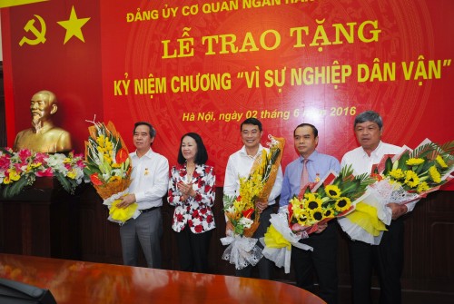Nhiều lãnh đạo NHNN vinh dự nhận Kỷ niệm chương “Vì sự nghiệp dân vận” Nhiều lãnh đạo NHNN vinh dự nhận Kỷ niệm chương “Vì sự nghiệp dân vận”