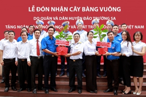 Agribank tiếp nhận món quà quý từ Trường Sa