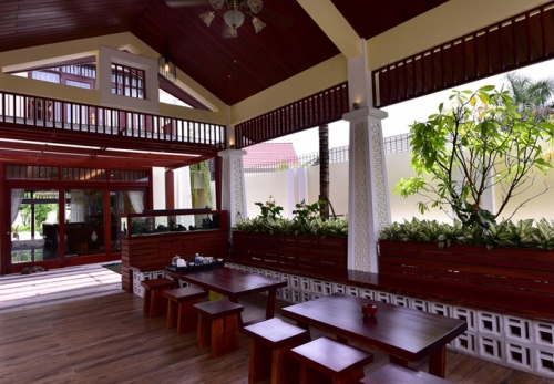 Gia chủ Bình Dương thích ở ngoài sân vườn hơn trong nhà