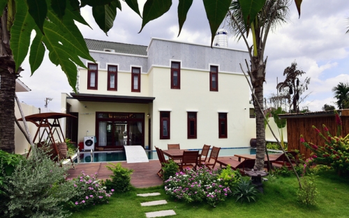 Gia chủ Bình Dương thích ở ngoài sân vườn hơn trong nhà