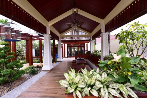 Gia chủ Bình Dương thích ở ngoài sân vườn hơn trong nhà