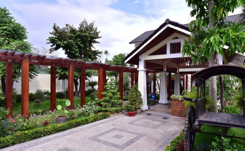 Gia chủ Bình Dương thích ở ngoài sân vườn hơn trong nhà