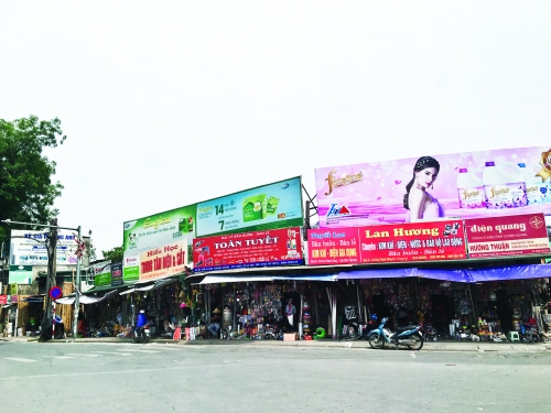 Hà Nội - nhan nhản biển quảng cáo vi phạm