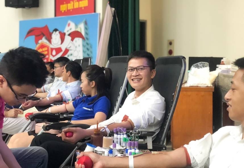 eximbank to chuc ngay hoi hien mau nhan dao song la de yeu thuong