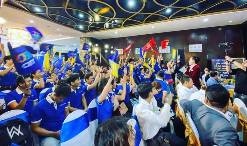 400 chien binh sale tham du le ra quan du an can ho cosmo city