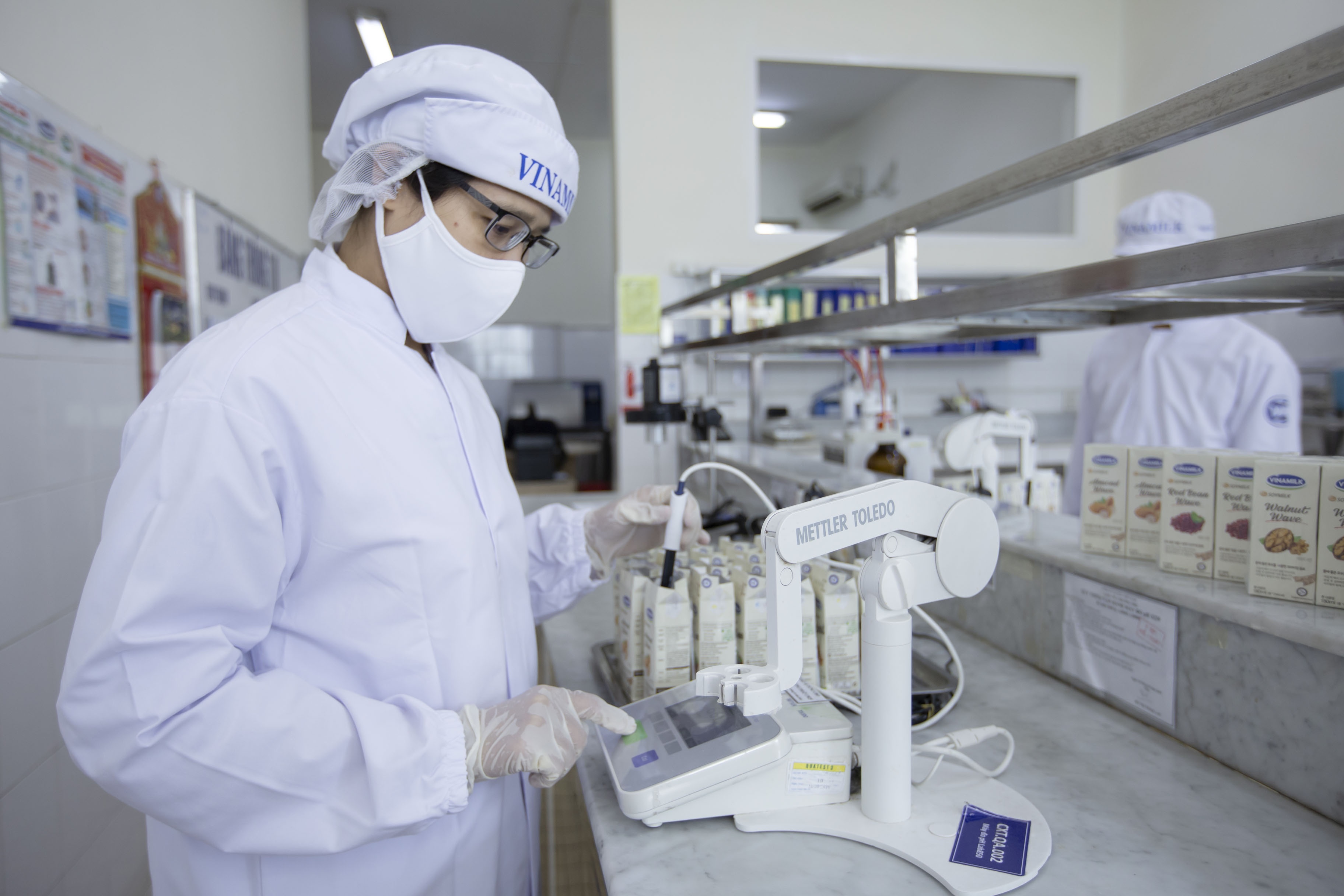 Vinamilk xuất lô sản phẩm lớn gồm sữa hạt và trà sữa sang Hàn Quốc vinamilk xuat lo san pham lon gom sua hat va tra sua sang han quoc