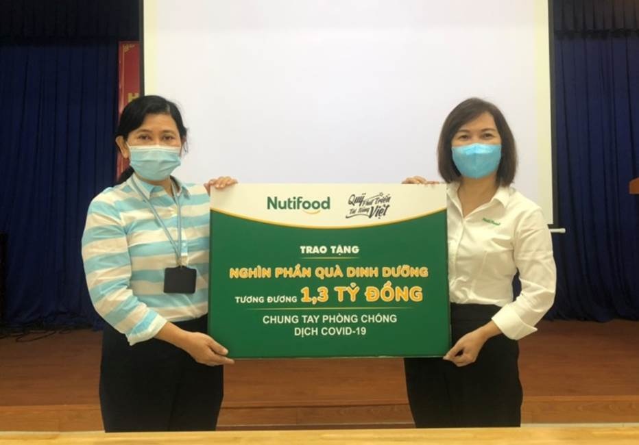 nutifood va ong bau tang san pham dinh duong tri gia 13 ty dong cho can bo nhan vien nganh y te tpho chi minh