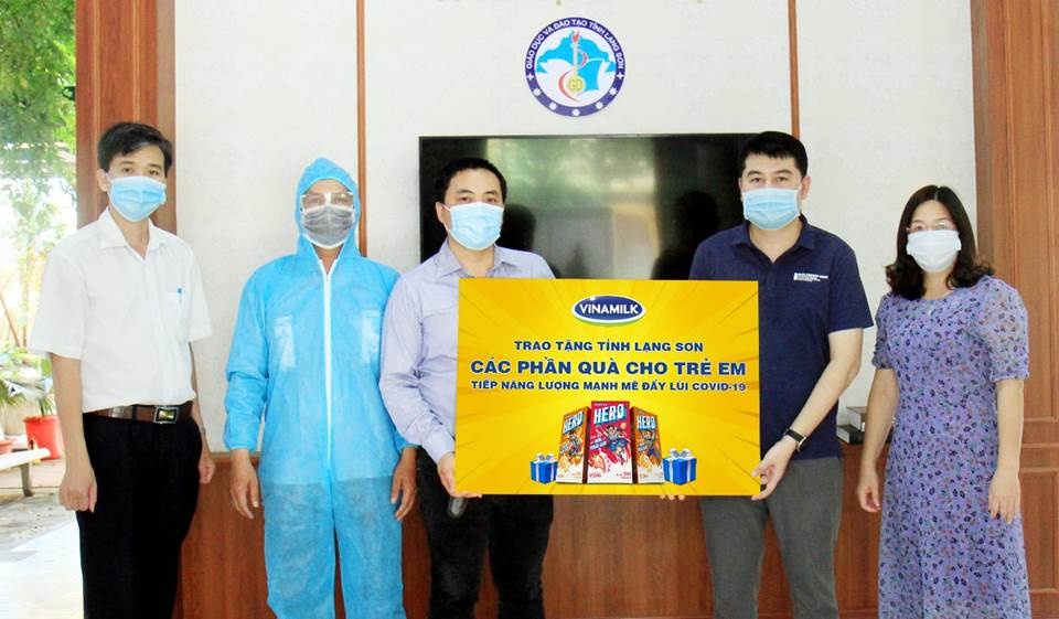 vinamilk tang 3000 phan qua 16 cho tre em tai nhieu khu cach ly