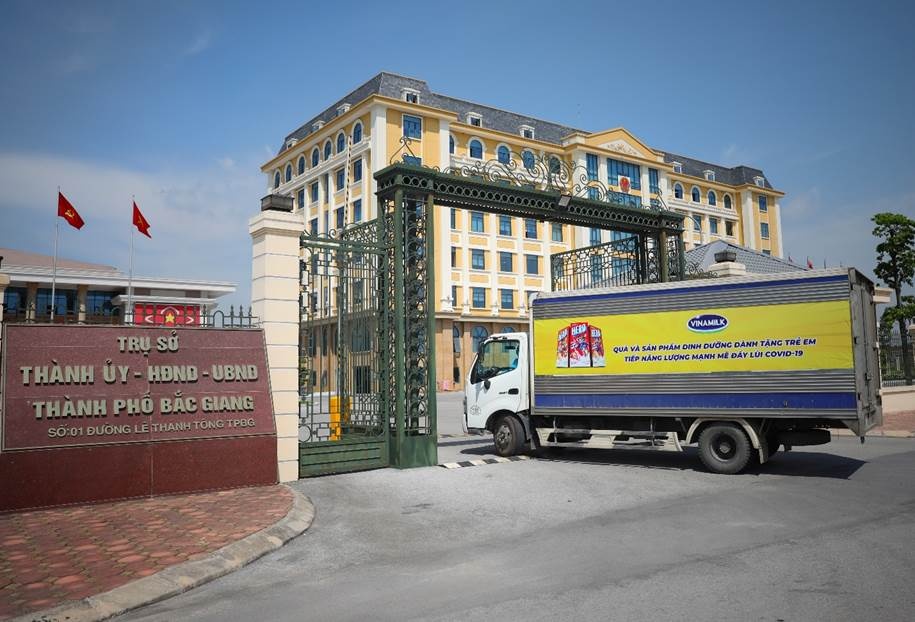 vinamilk tang 3000 phan qua 16 cho tre em tai nhieu khu cach ly