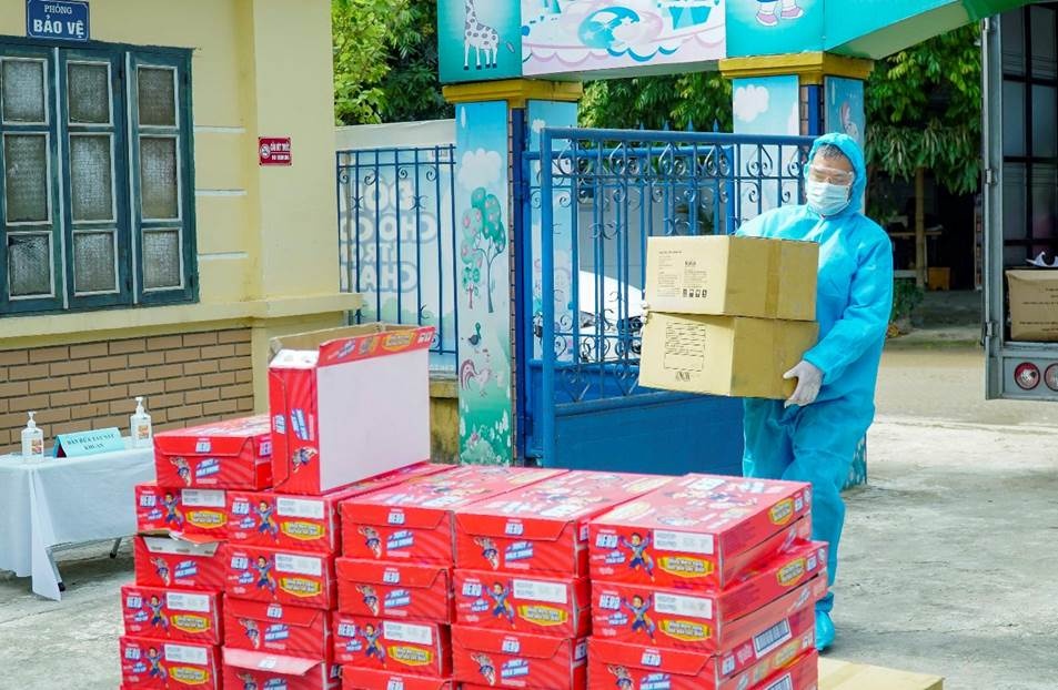 vinamilk tang 3000 phan qua 16 cho tre em tai nhieu khu cach ly