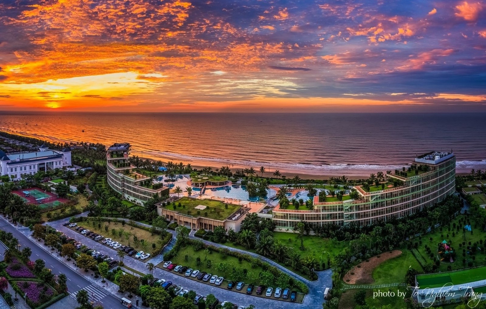 trai nghiem mua he mat lim giua thien duong nuoc hon 150 be boi tai flc sam son