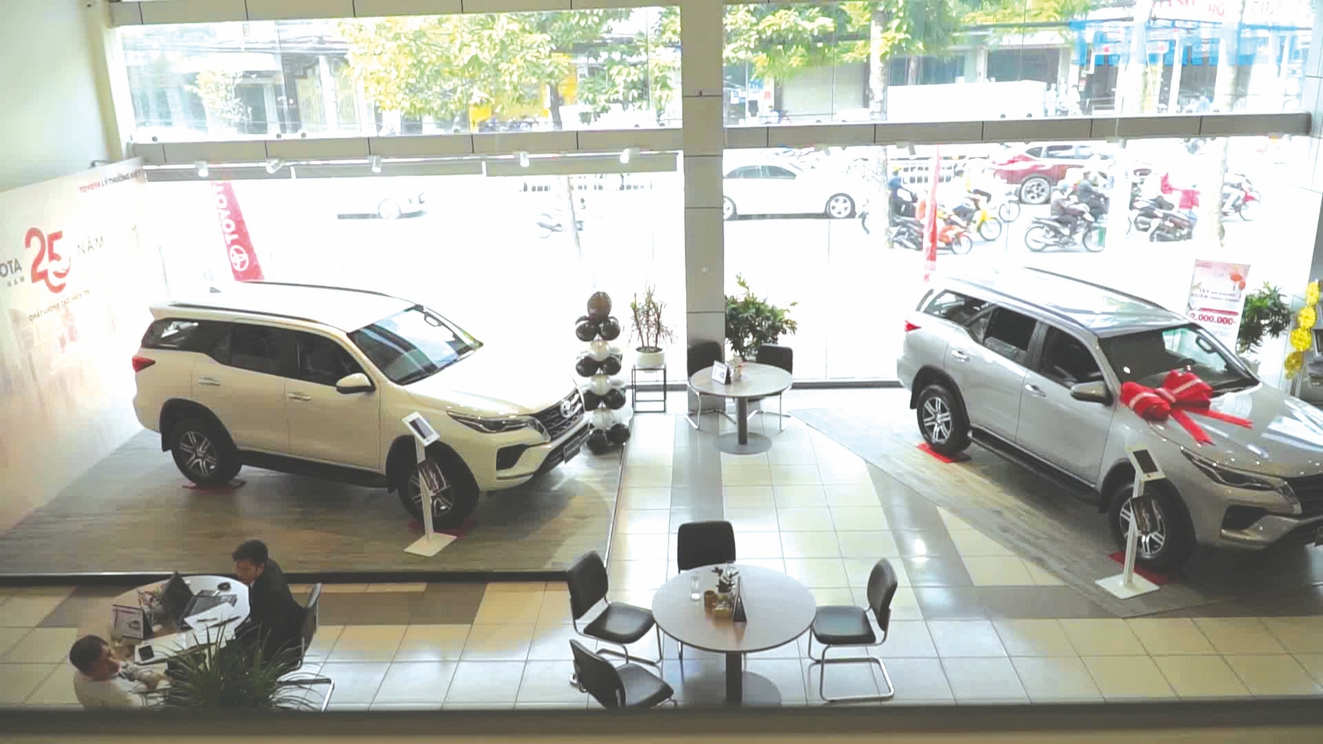 thi truong xe o to bao gio het khan hang doi gia