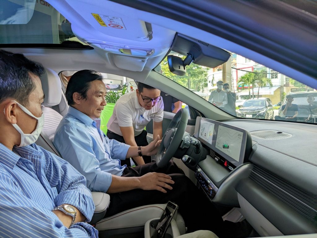 ra mat xe dien hyundai ioniq tai song han