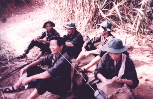 Đi dân công hỏa tuyến ở đường 9 Nam Lào Đi dân công hỏa tuyến ở đường 9 Nam Lào