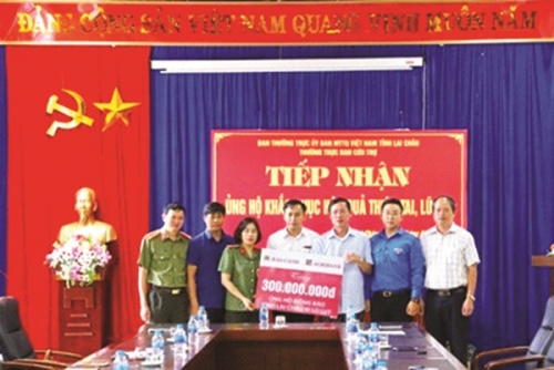 Sau cơn lũ dữ, tình người vẫn đong đầy