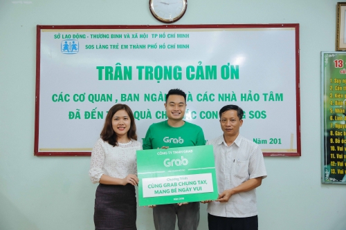 Grab trao quà cho các trẻ em kém may mắn