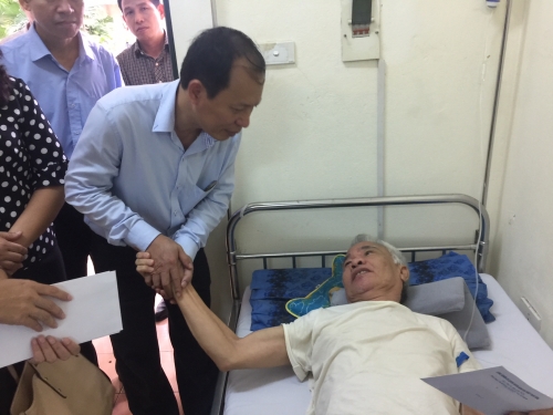 Công đoàn Cơ quan NHNN Trung ương thăm và tặng quà thương bệnh binh