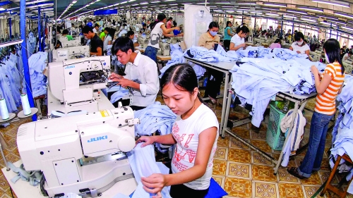 Tăng lương tối thiểu vùng: Bài toán hóc búa cho DN Tăng lương tối thiểu vùng: Bài toán hóc búa cho DN