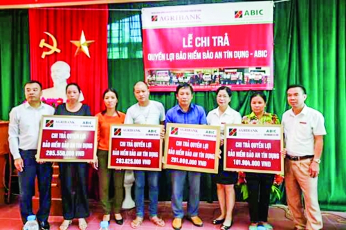 Agribank Hòa Bình: Cộng hưởng quyền lợi cho khách hàng từ dịch vụ Agribank Hòa Bình: Cộng hưởng quyền lợi cho khách hàng từ dịch vụ