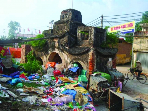 Xâm hại di tích: Không thể để tiếp tục “nhờn thuốc”
