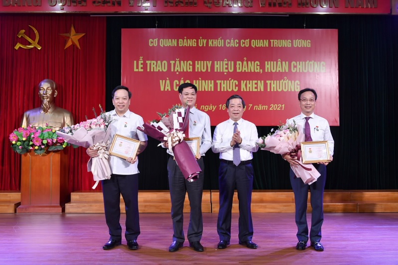 trao tang ky niem chuong vi su nghiep ngan hang viet nam cho 3 dong chi lanh dao dang uy khoi cac co quan trung uong