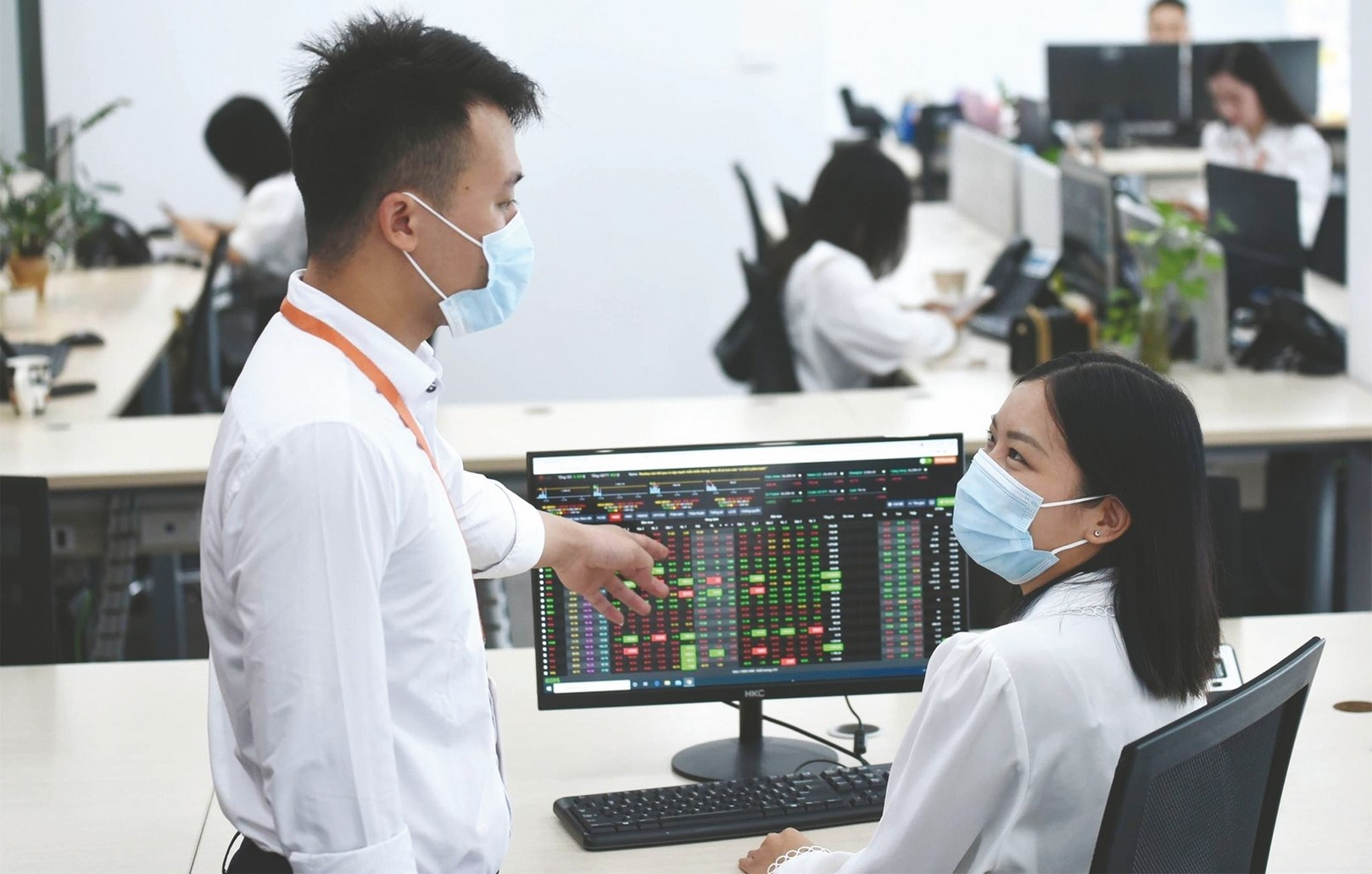 khoi ngoai lac quan ve thi truong chung khoan