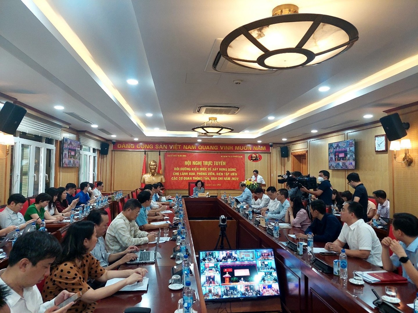 chu dong doi moi sang tao hon nua khi viet ve xay dung dang