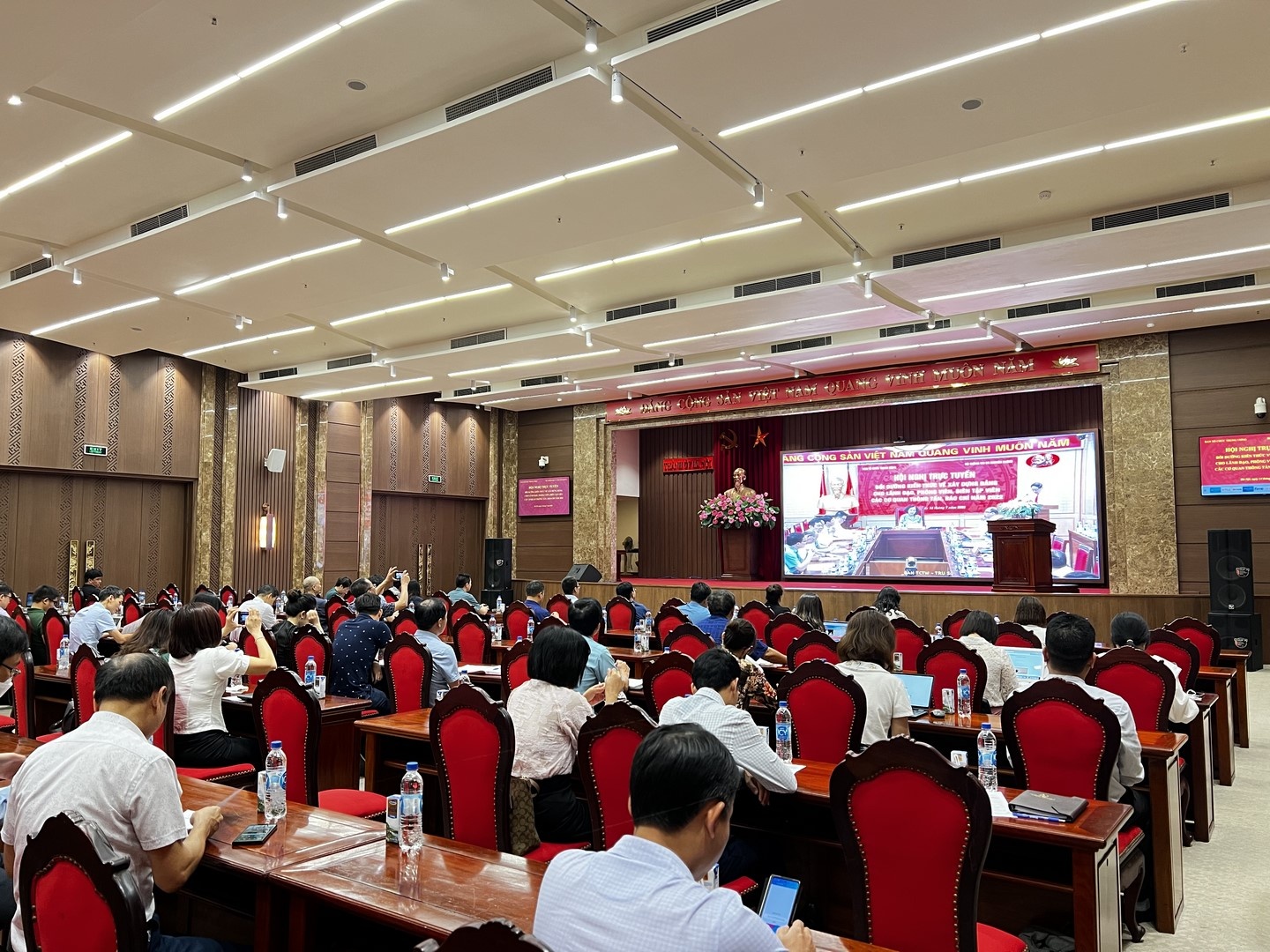 chu dong doi moi sang tao hon nua khi viet ve xay dung dang