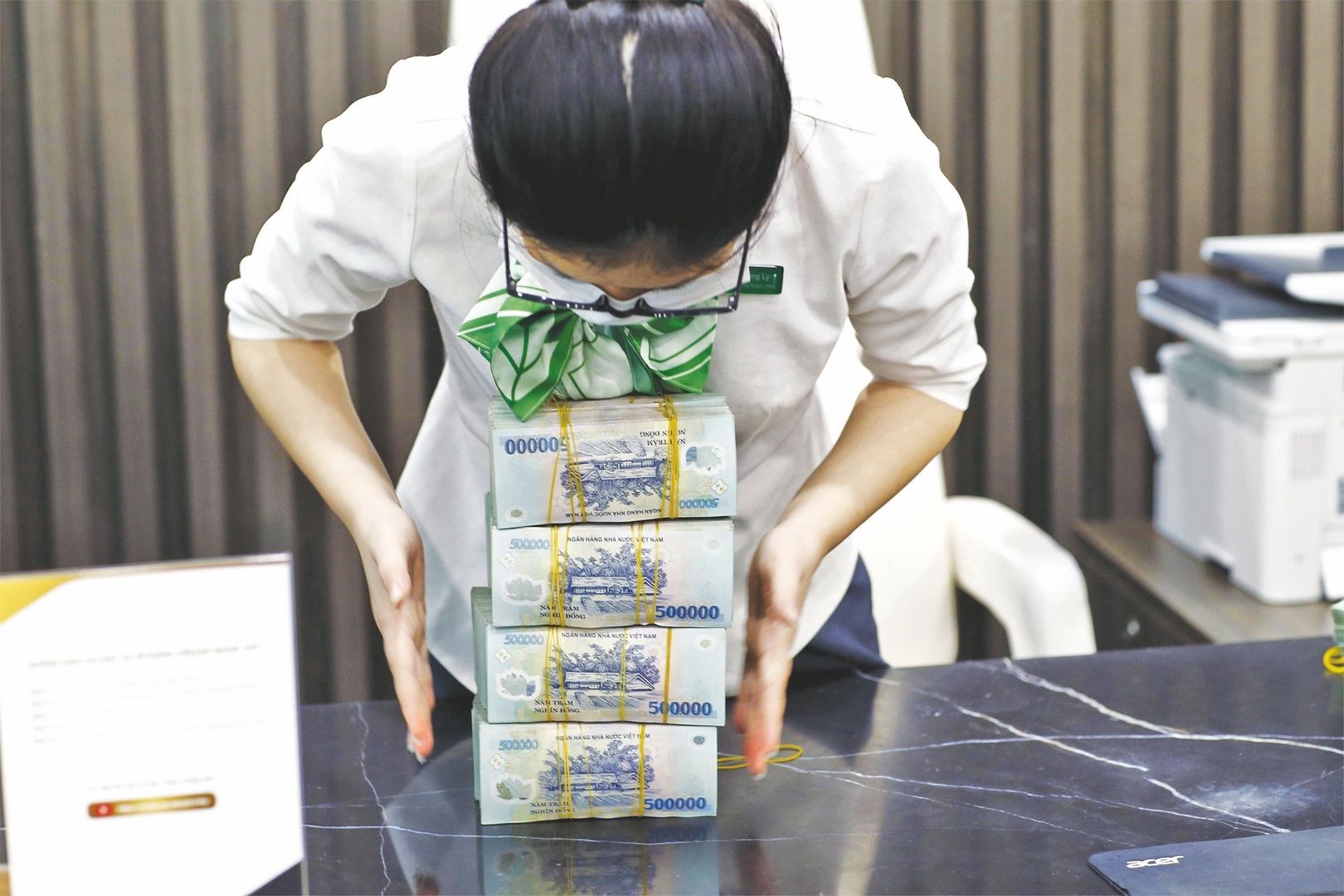 can giu chinh sach tien te on dinh