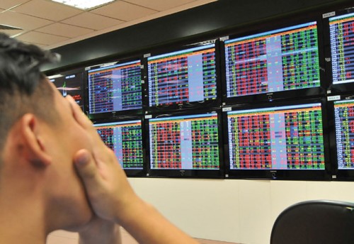 Chứng khoán sáng 1/8: Giao dịch ảm đạm, VN-Index mất mốc 650 điểm