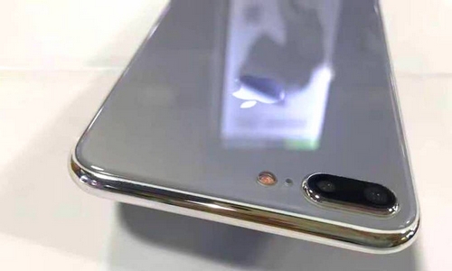 Mặt lưng iPhone 7s được làm bằng kính