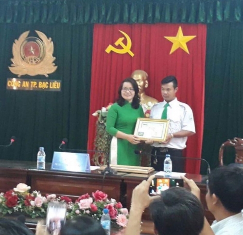 Khen thưởng lái xe giúp khách vượt cạn ngay trên xe