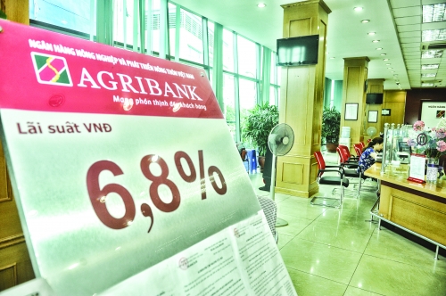 Giảm lãi suất phải trông nhiều bề